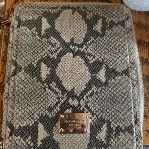 MICHAEL KORS IPAD zippered case-Snakeskin Look